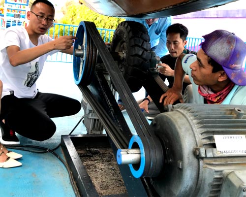 Our Engineers Visit Customers to Check the Equipment